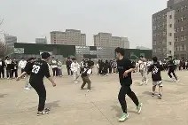 今年会平台-比赛进行得如火如荼，观众席气氛热络的简单介绍