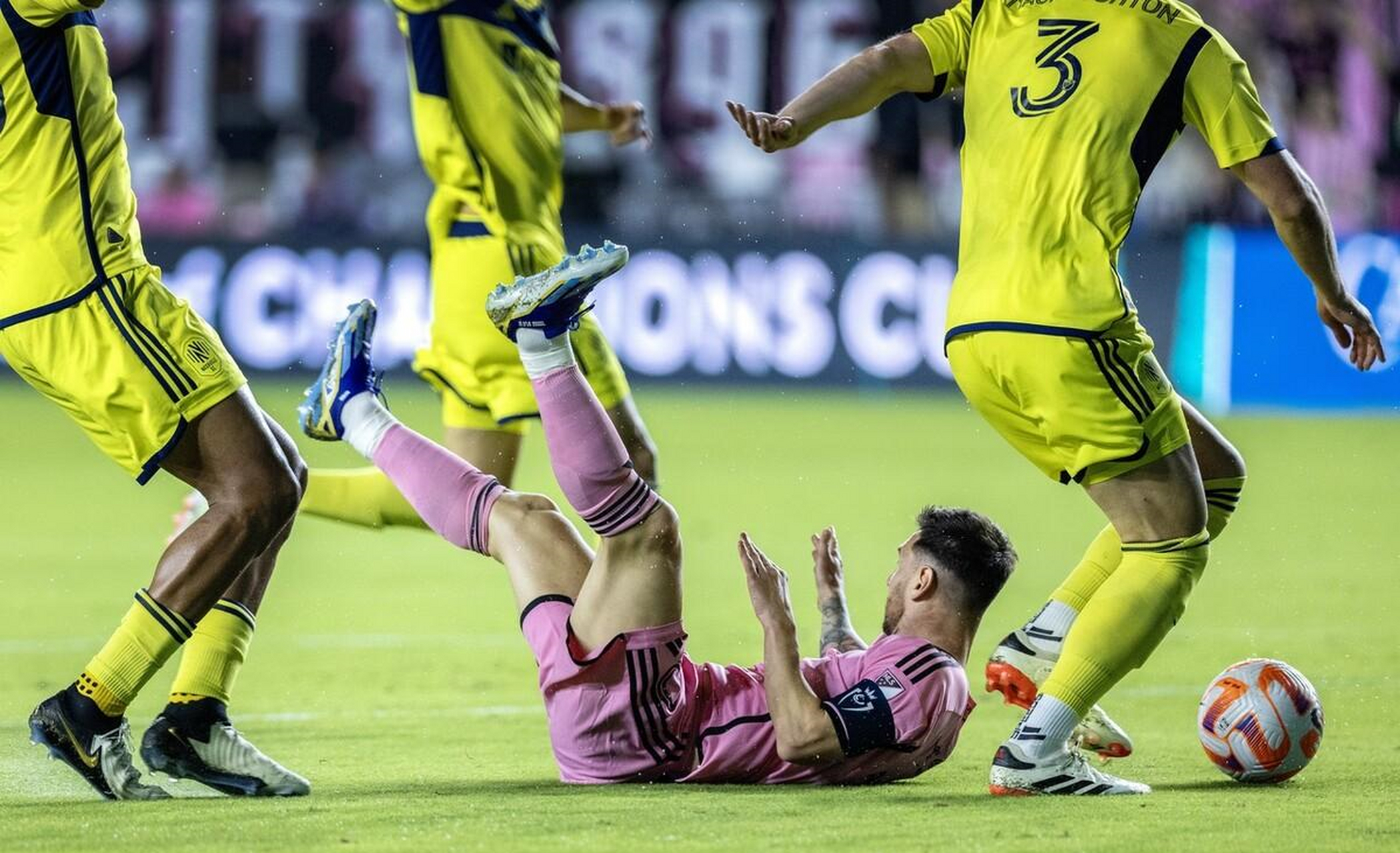 观众欣赏到精彩对决,球员展现出色表现了什么