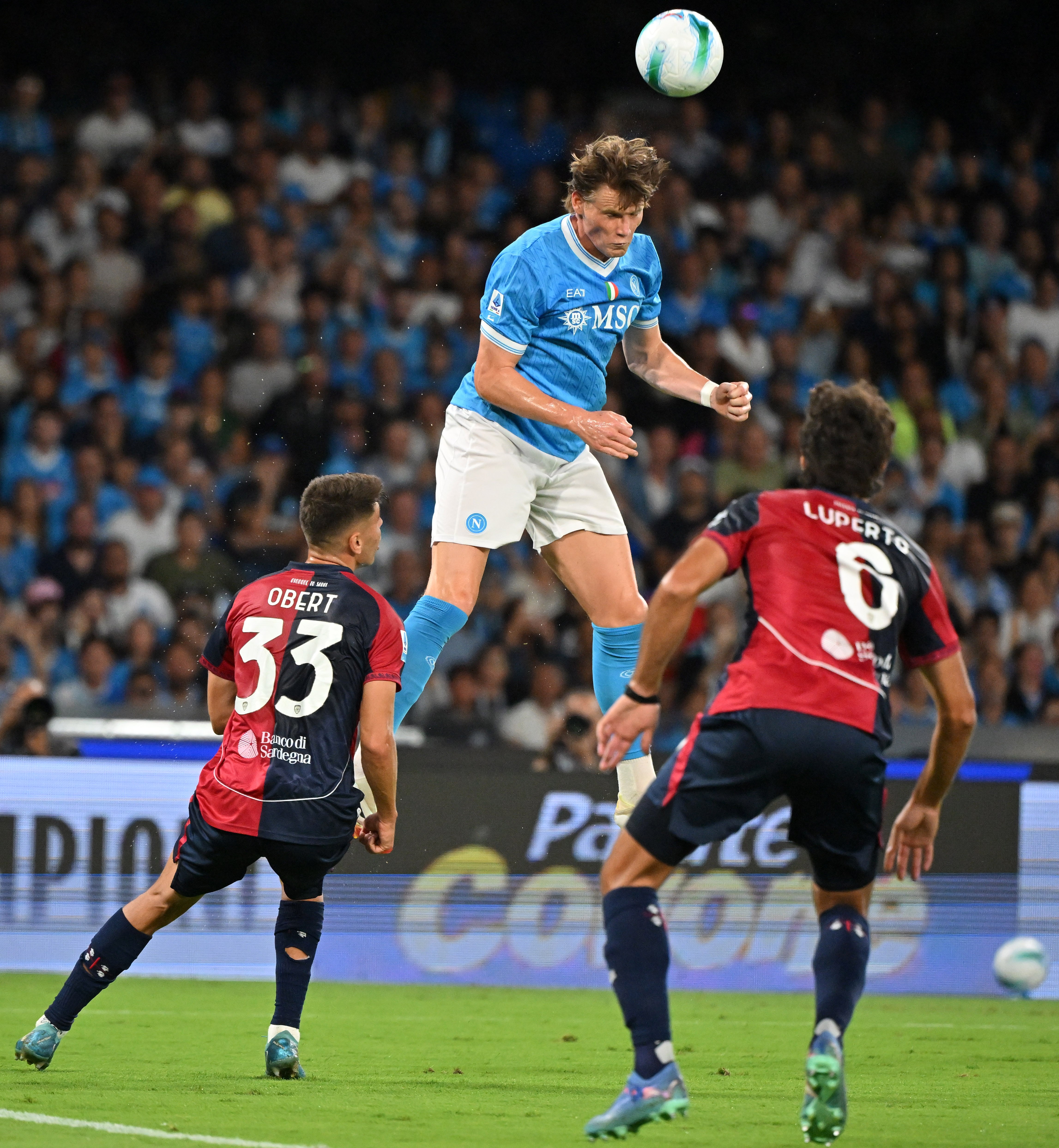 关于意大利那不勒斯备战国际大赛，球员训练积极投入的信息