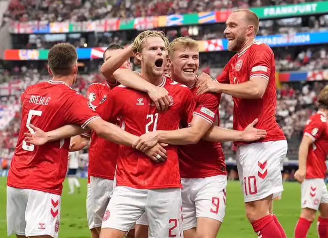 罗马主场大胜阿贾克斯,晋级八强 罗马主场大胜阿贾克斯,晋级八强