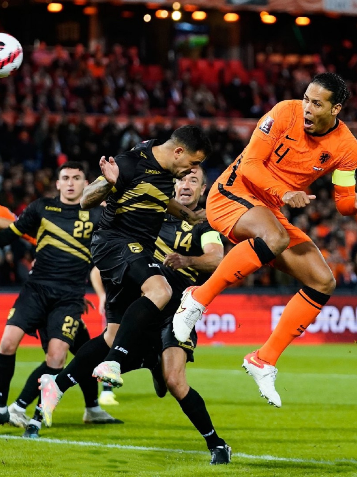 欧洲足球赛事连连精彩，球迷热情高涨不断的简单介绍