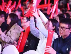 关于足球比赛中的精彩瞬间引发观众热情讨论的信息