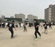 比赛进行得如火如荼,观众席气氛热络的简单介绍 比赛进行得如火如荼,观众席气氛热络的简单介绍
